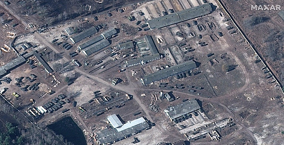 Satelitní snímek zveejnný americkou spoleností Maxar ukazuje ruské síly na...