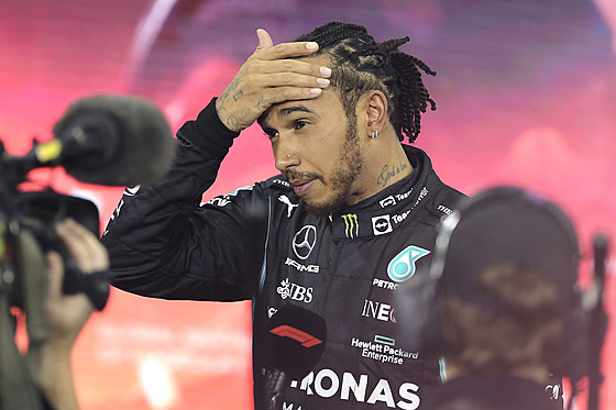 Lewis Hamilton v cíli Velké ceny Abú Zabí, titul mistra svta formule 1 mu...