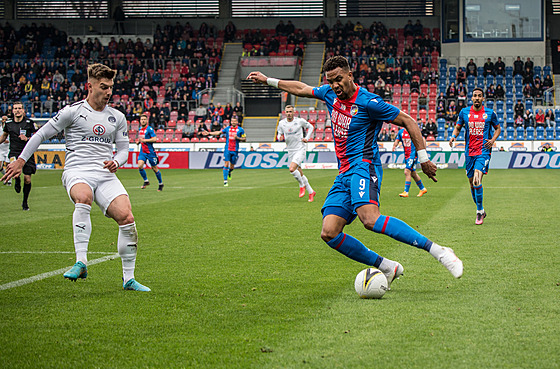 Plzeský Jean-David Beauguel v akci v zápase proti Slovácku.