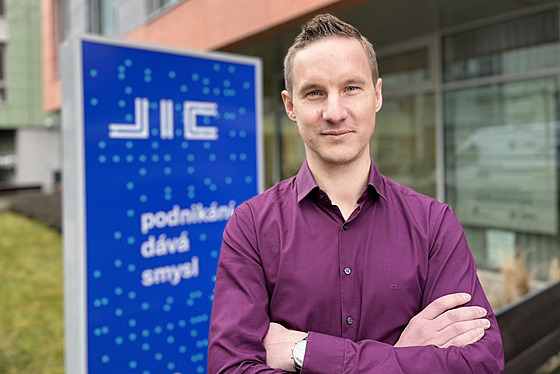 Osmat�icetiletý absolvent Fakulty informa�ních technologií Vysokého u�ení...