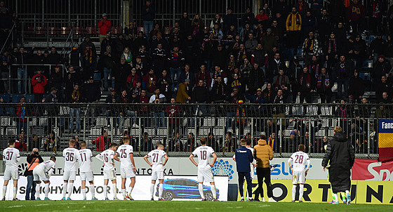 Sparantí fotbalisté zahanben stojí ped svými fanouky po poráce v Olomouci.