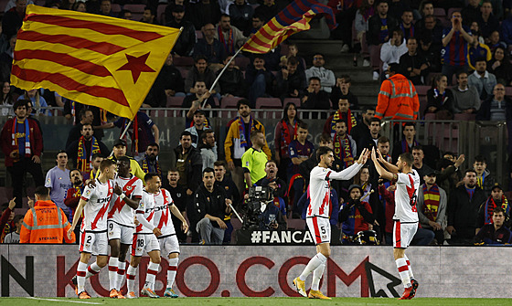 Hrái Rayo Vallecano se radují z gólu na hiti Barcelony.