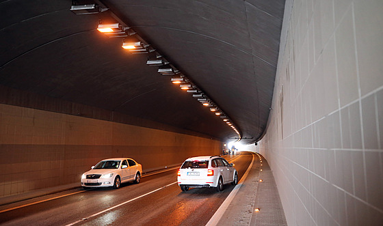 Jihlavský tunel se o víkendu bude istit, kontrolou projdou i vechny technologie. Pro dopravu tak bude od sobotní 8 do nedlních 14 hodin uzaven.