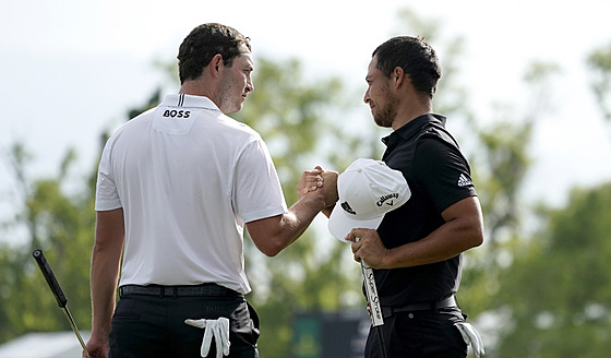 Xander Schauffele (vpravo) a Patrick Cantlay po vítzství na turnaji PGA Zurich...
