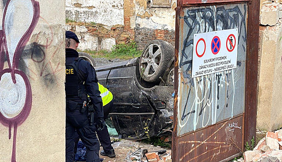 Řidič v pražské Libni nezvládl řízení, auto proletělo zdí. (24. dubna 2022)