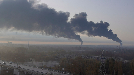 V ruském Brjansku hoel ropný sklad, z místa stoupal hustý kou. (25. dubna...