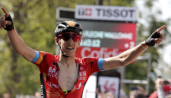Belgický cyklista Dylan Teuns projídí vítzn cílem závodu Valonský íp.
