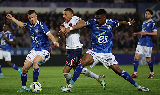 Kylian Mbappé (uprosted) z Paris St. Germain v souboji s pesilou hrá...