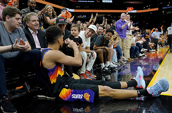 Devin Booker z Phoenix Suns se raduje bhem zápasu s New Orleans Pelicans.