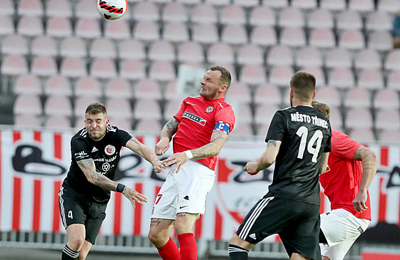 Jakub ezníek ze Zbrojovky Brno hlavikuje v zápase s Tincem.