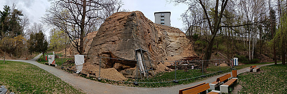 Zpevnná skalní stna v parku v Plzni-Lobzích. (19. 4. 2022)