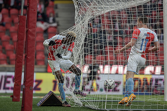 Peter Olayinka ze Slavie pár sekund poté, co Zlínu vstelil tetí gól.