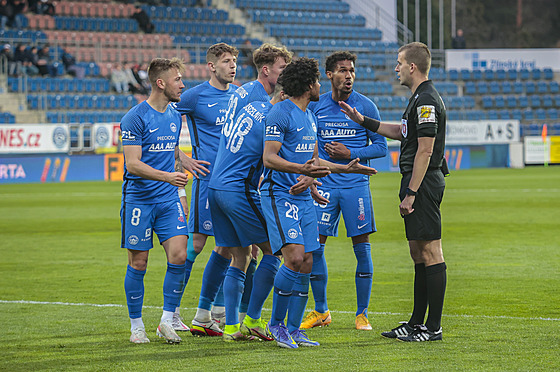 Liberetí fotbalisté protestují proti verdiktu rozhodího Kepského v zápase na...