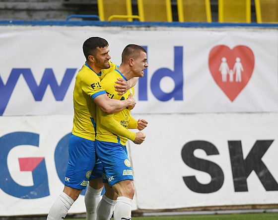 Teplický fotbalista Václav Sejk (vpravo) slaví gól s Dejanem Boljeviem.