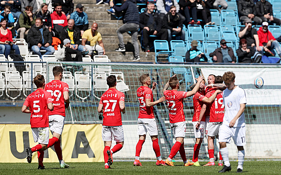 Brnntí fotbalisté se radují z gólu na hiti Vykova.