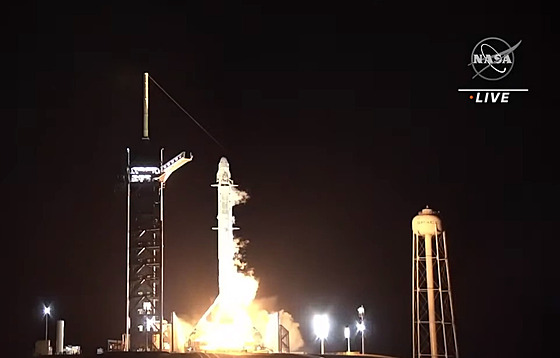 start lodi Crew Dragon na raket Falcon 9 na misi Crew-4.
