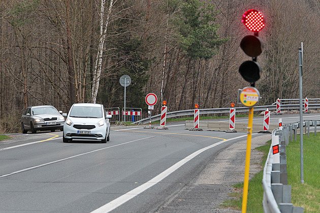 Opravy silnice mezi Vary a Bečovem přináší omezení, řidiči je často ignorují