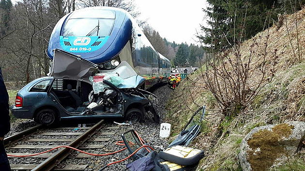 Vlak smetl auto na přejezdu, tlačil ho před sebou dalších sto metrů