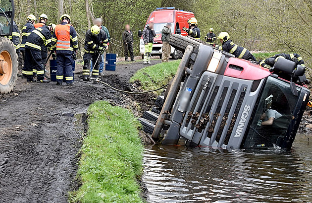 S nákladním autem se utrhl kraj cesty, převrátilo se do náhonu