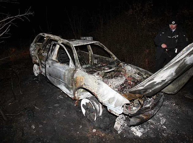 Řídil kamarád a utekl, tvrdila po honičce policii posádka shořelého auta