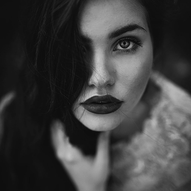 OBRAZEM: Černobílá fotka podtrhuje emoce. Ženskou krásu dělá osobitější