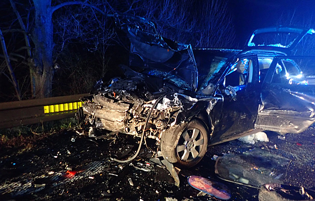 Po těžkém střetu na Kroměřížsku zemřela spolujezdkyně, z auta vypadl motor
