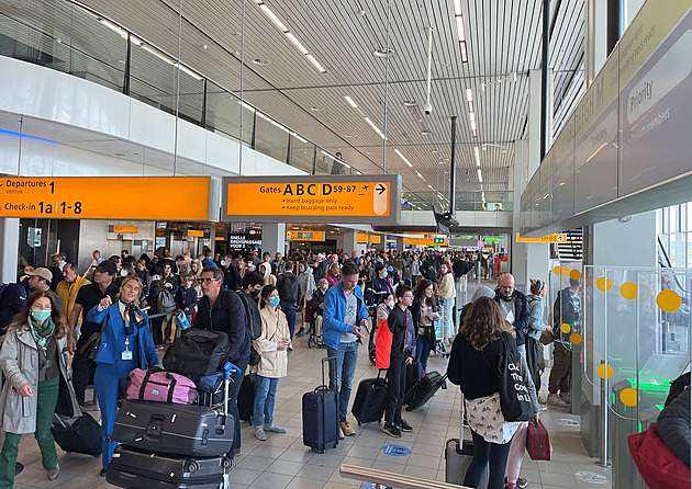 Zpožděné lety, terminály plné lidí a chaos. Letiště Schiphol ochromila stávka