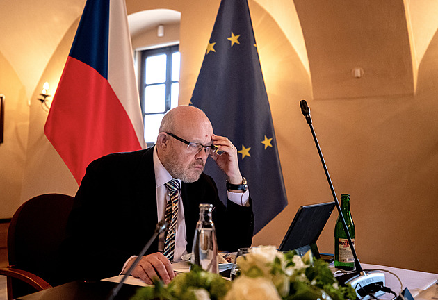 Covid spí v létě, stejně jako medvědi v zimě. Na podzim se probudí, řekl Válek