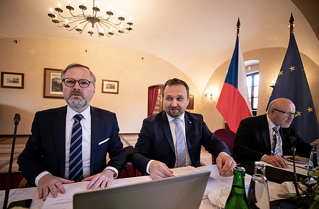 Jurečka uvázl v časové pasti. Zprávy jsme měli před sedmou a online, řekli ministři