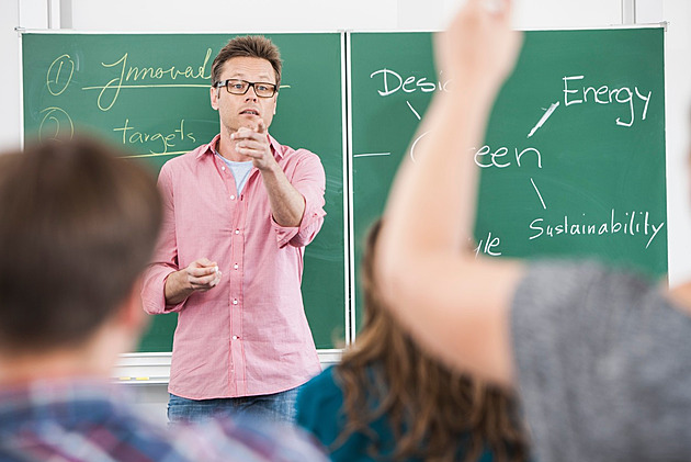 Jsme profesionálové a nevzdáme se, vzkazují učitelé. Části ale hrozí vyhoření