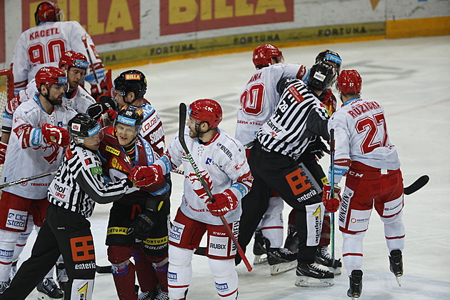 Sparta - Třinec 2:3. Hokejová divočina, Dravecký zařídil hostům vedení v sérii