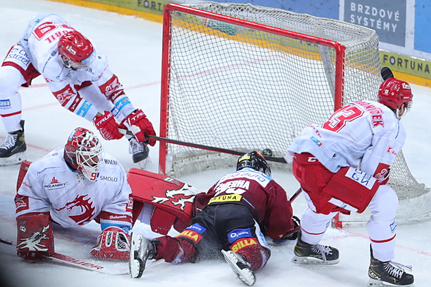 Střílej! křičela celá aréna. Šmerha zvolil kličku a stal se hrdinou