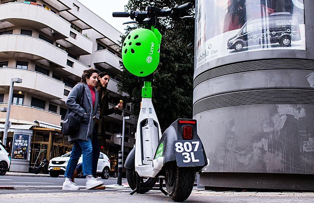 Paříž si odhlasovala zákaz sdílených koloběžek. Město nyní rozhodne, co dál