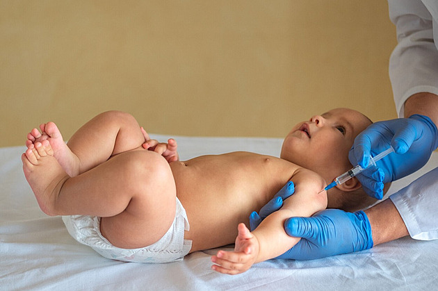 Desítky tisíc dětí v Česku nemají očkování proti spalničkám. Černý kašel slábne