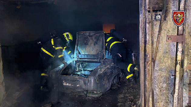 Při požáru stodoly shořel veterán Škoda Felicia, škoda tak výrazně stoupla