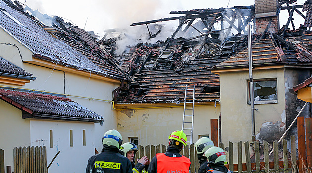 Strážníci si cestou ze závodů všimli požáru, z hořícího domu zachránili rodinu