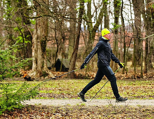 Chůzi s hůlkami je lepší natrénovat s někým zkušeným, říká kouč nordic walkingu