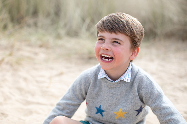 Princ Louis slaví čtvrté narozeniny. Kate ho vyfotila na pláži