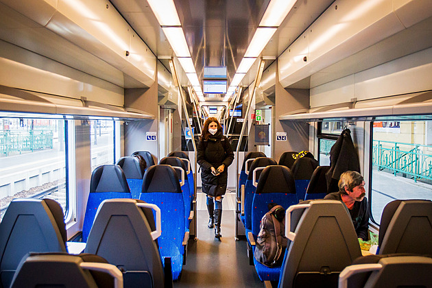 Zpět do vlaků se lidem moc nechce, počet pasažérů autobusů roste rychleji