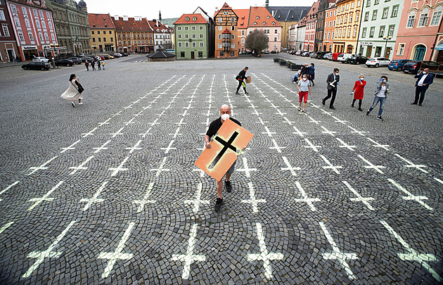 Stín covidové smrti. Notáři nestíhají řešit pozůstalostní řízení