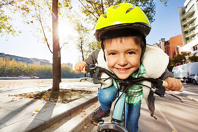 Test dětských helem: Malé cyklisty ochrání i přilba za pár stovek