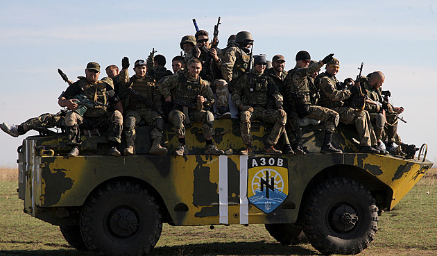 Kdo brání Mariupol? Minulost pluku Azov slouží jako záminka pro válku