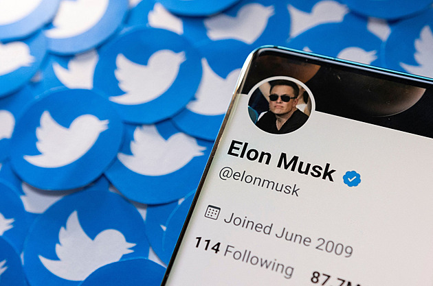 Aby Musk měl na Twitter, prodává akcie Tesly za miliardy a slibuje v bankách