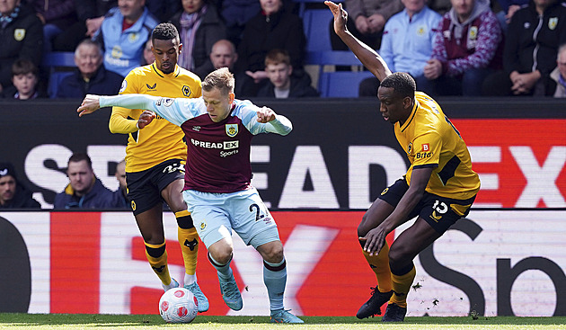 Vydra posunul Burnley mimo sestupovou příčku. Na ni po prohře v derby spadl Everton