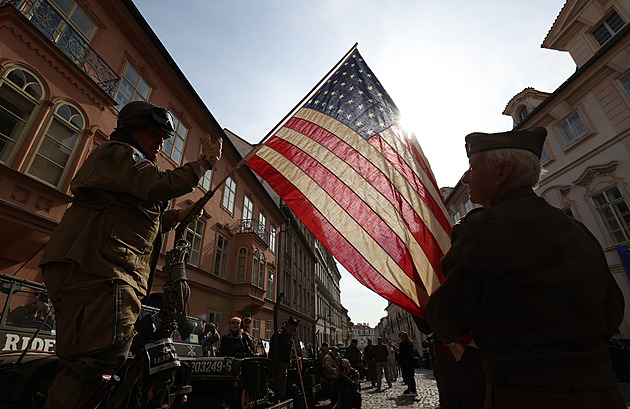 OBRAZEM: Historická vozidla a americké vlajky. Konvoj svobody dorazil do Prahy