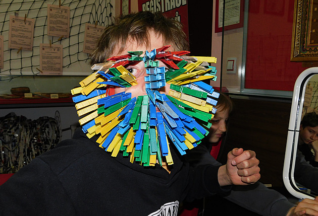 Školák si na obličej připnul 82 prádelních kolíčků, vytvořil český rekord