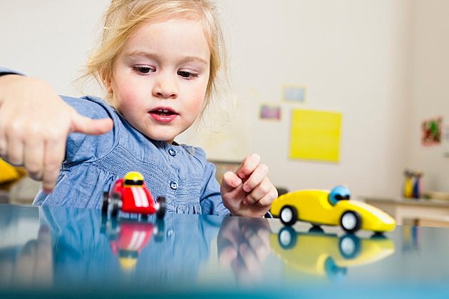 Dívky s autíčky, chlapci s panenkami. Španělsko mění reklamy na hračky