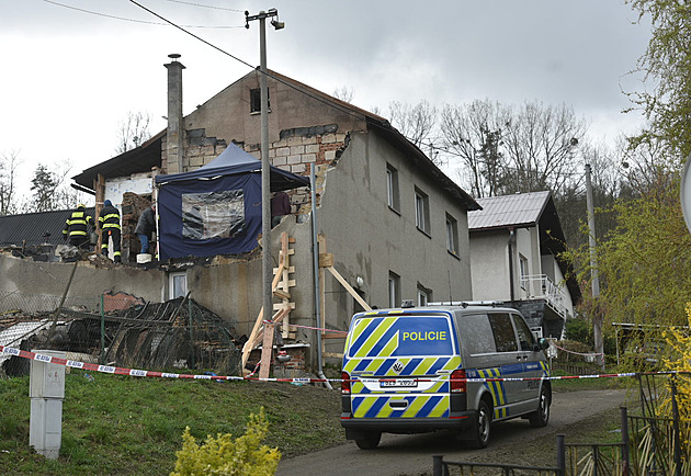 Dům stojí na okraji obce, ne však na samotě. Okolní zástavbu výbuch nepoškodil.