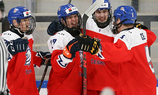 Hokejová osmnáctka bude hrát o medaile. Ve čtvrtfinále MS zválcovala Švýcary