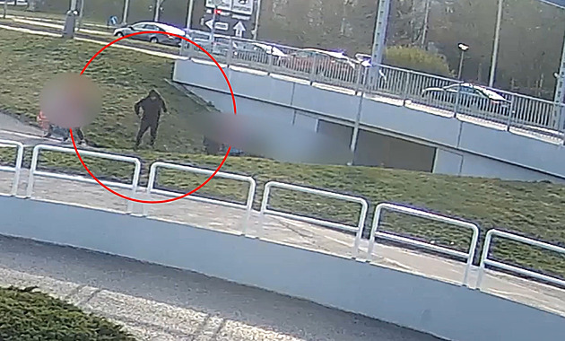 Policie stále hledá muže v kukle, který přepadl ženu u metra. Ukázala video